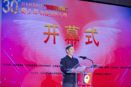 最新战斗机翱翔蓝天，成就感的翅膀带你飞得更高