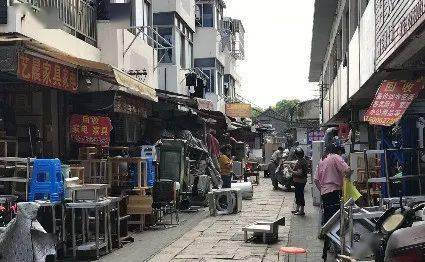 探寻小巷深处的独特小店，意外邂逅一场交通事故